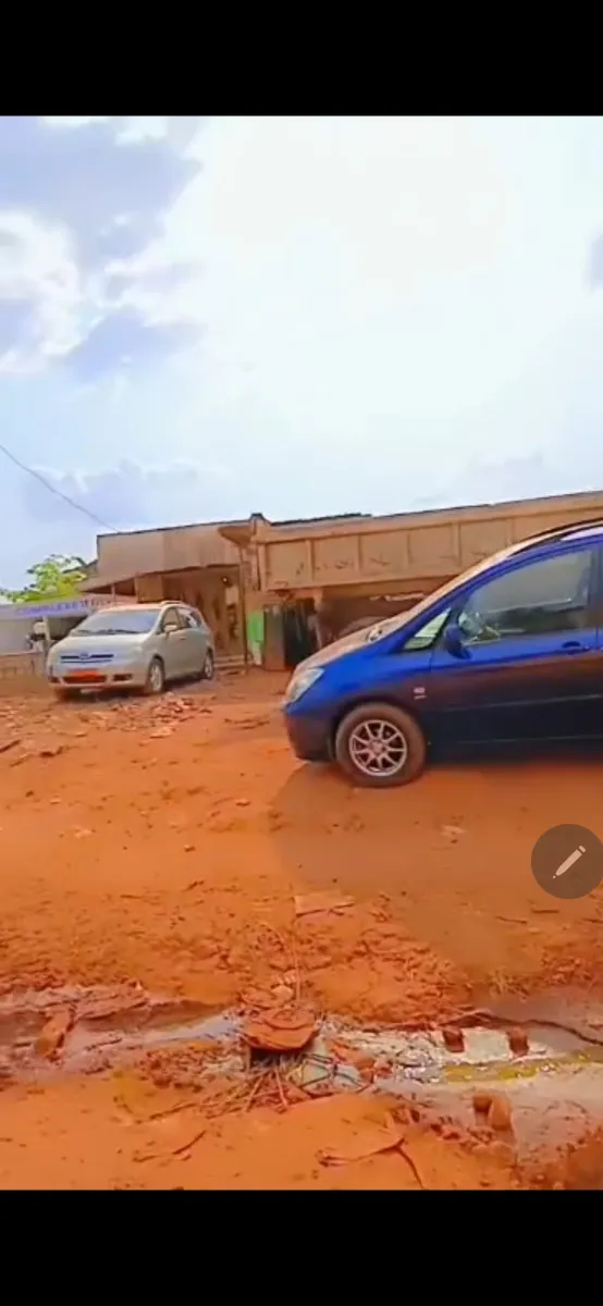 Terrain titré a vendre a Yaoundé quartier AWAE bordure du goudron lea immobilier Cameroun