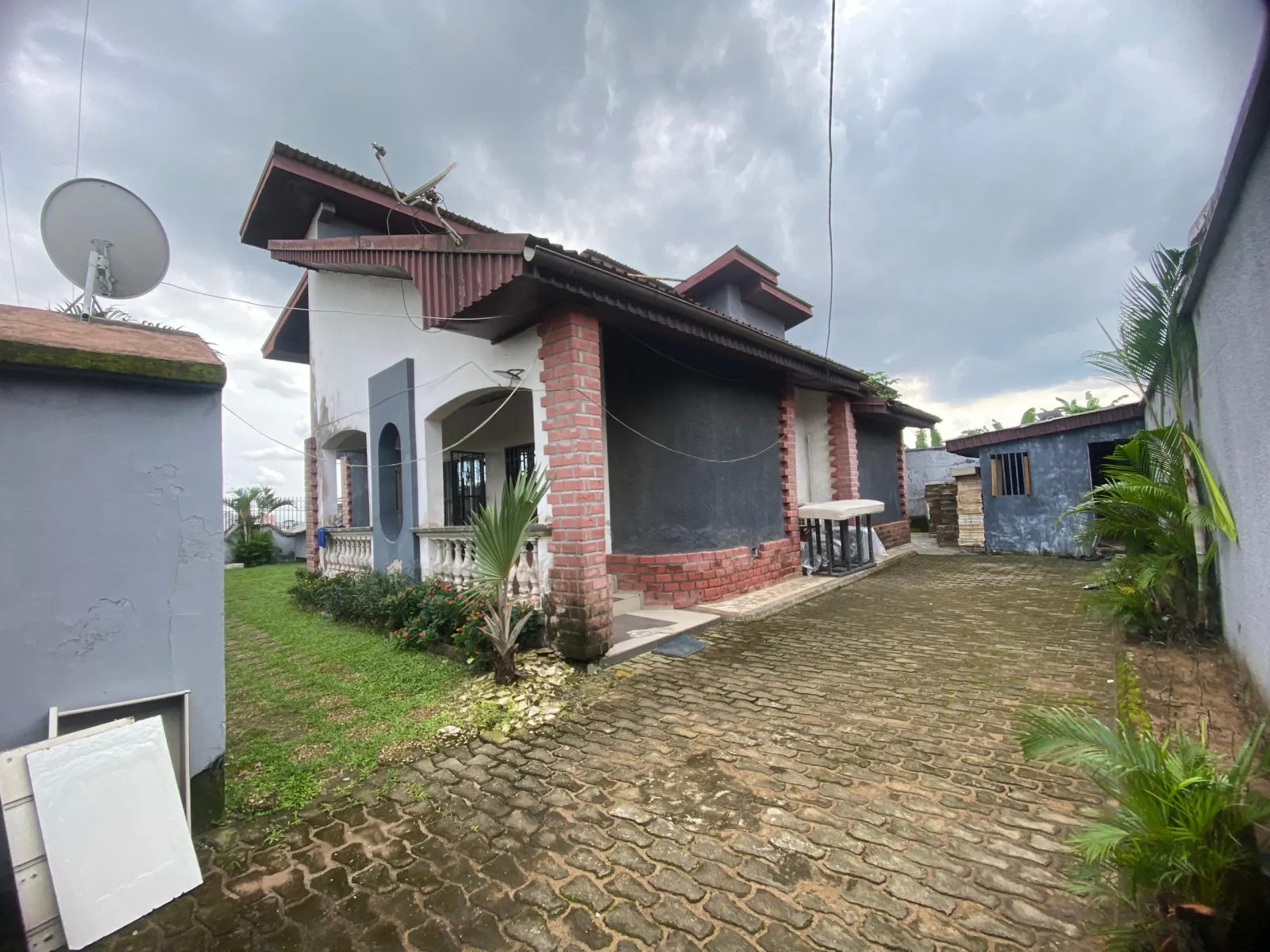 Duplex 05 chambres Ndogbong bordure route habitation ou bureau lea immobilier Cameroun
