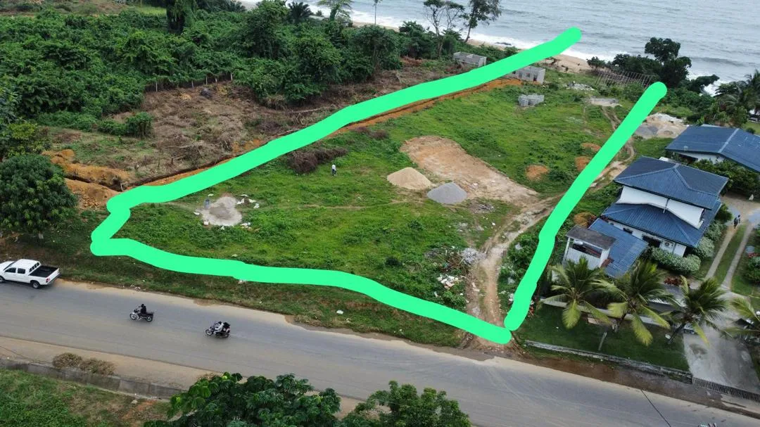 Terrain titré à vendre à kribi cœur de ville bordure goudron et mer lea immobilier Cameroun