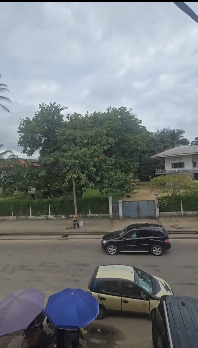 Terrain titré commercial à vendre Bonapriso en face goodiss lea immobilier Cameroun