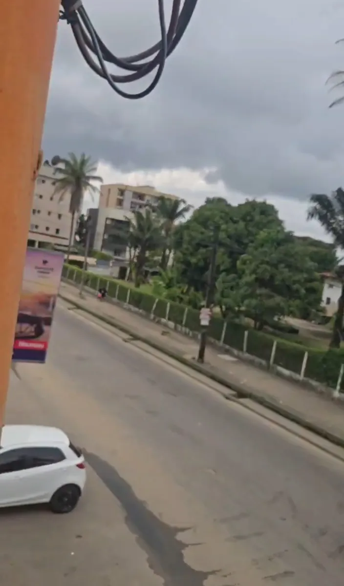 Terrain titré commercial à vendre Bonapriso en face goodiss — Léa immobilier au Cameroun