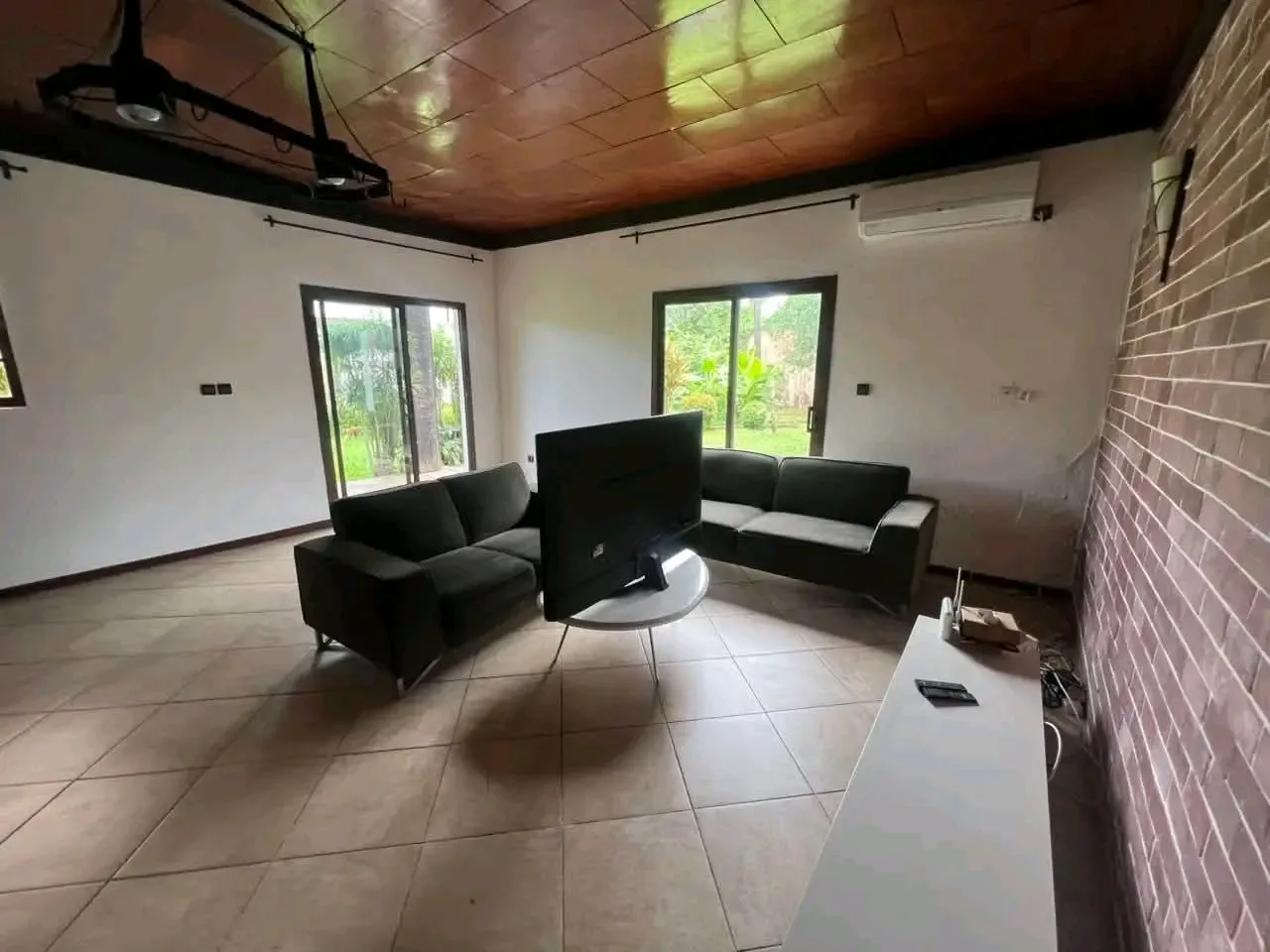 VILLA 3 CHAMBRES ENTIÈREMENT MEUBLÉE DOUALA YOUPWE BONAPRISO — Léa immobilier au Cameroun