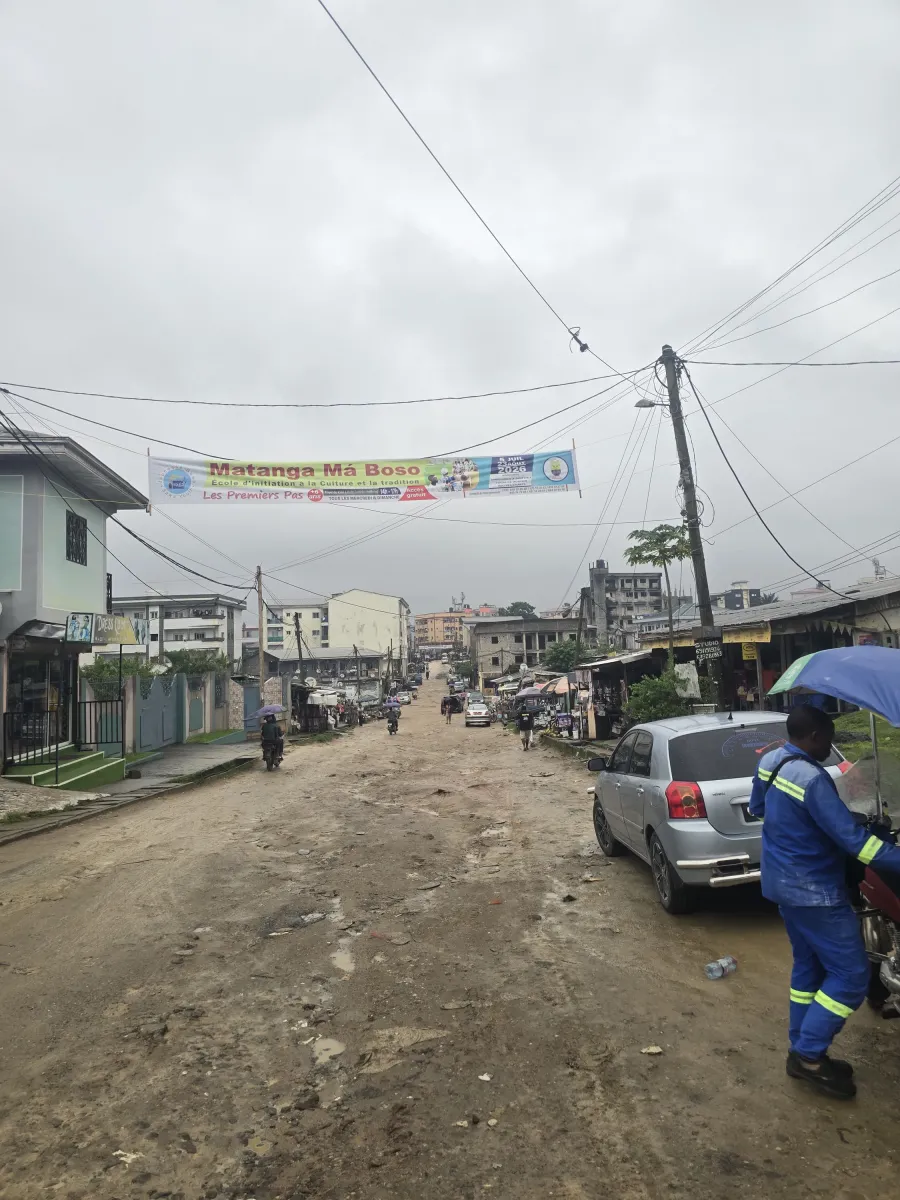 Terrain commercial titré à vendre à douala kotto entrée chefferie bordure de route — Léa immobilier au Cameroun