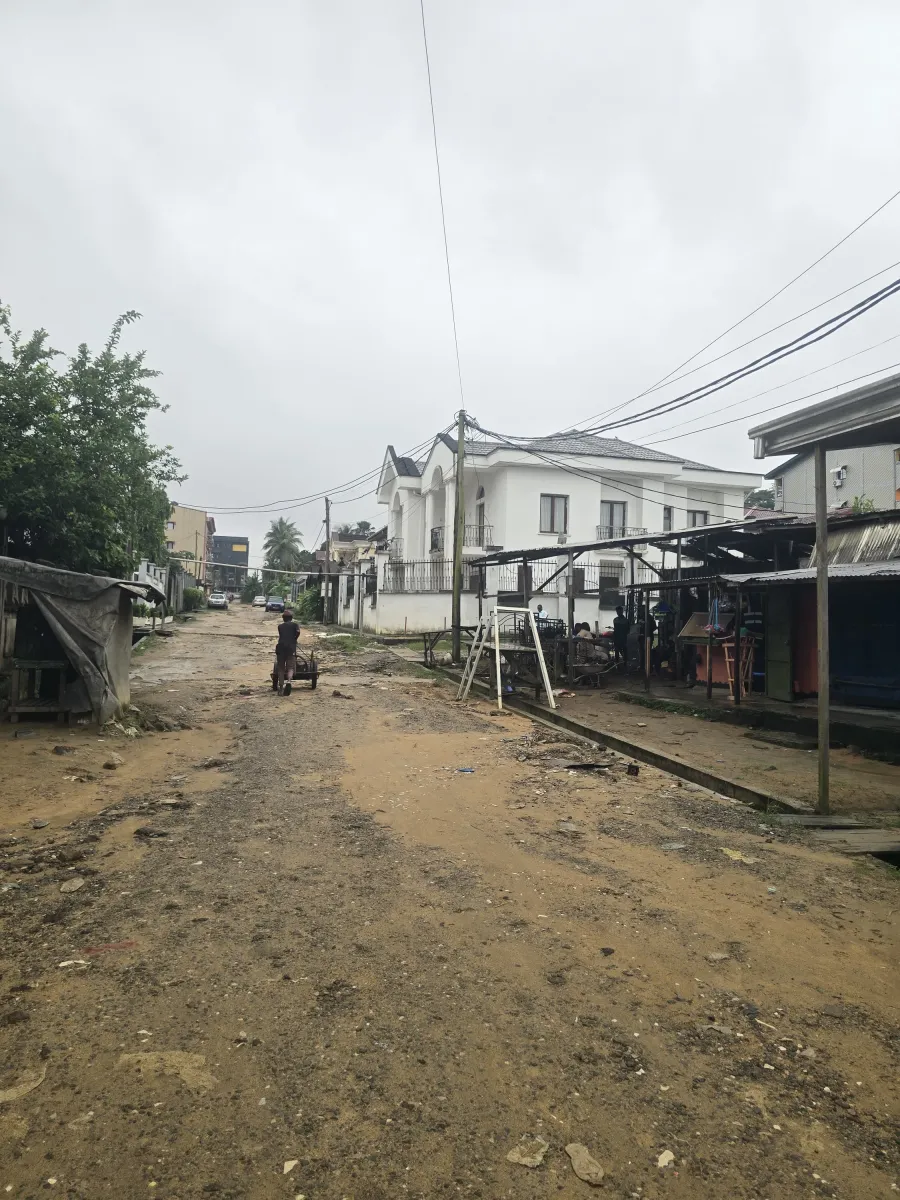 Terrain commercial titré à vendre à douala kotto entrée chefferie bordure de route — Léa immobilier au Cameroun