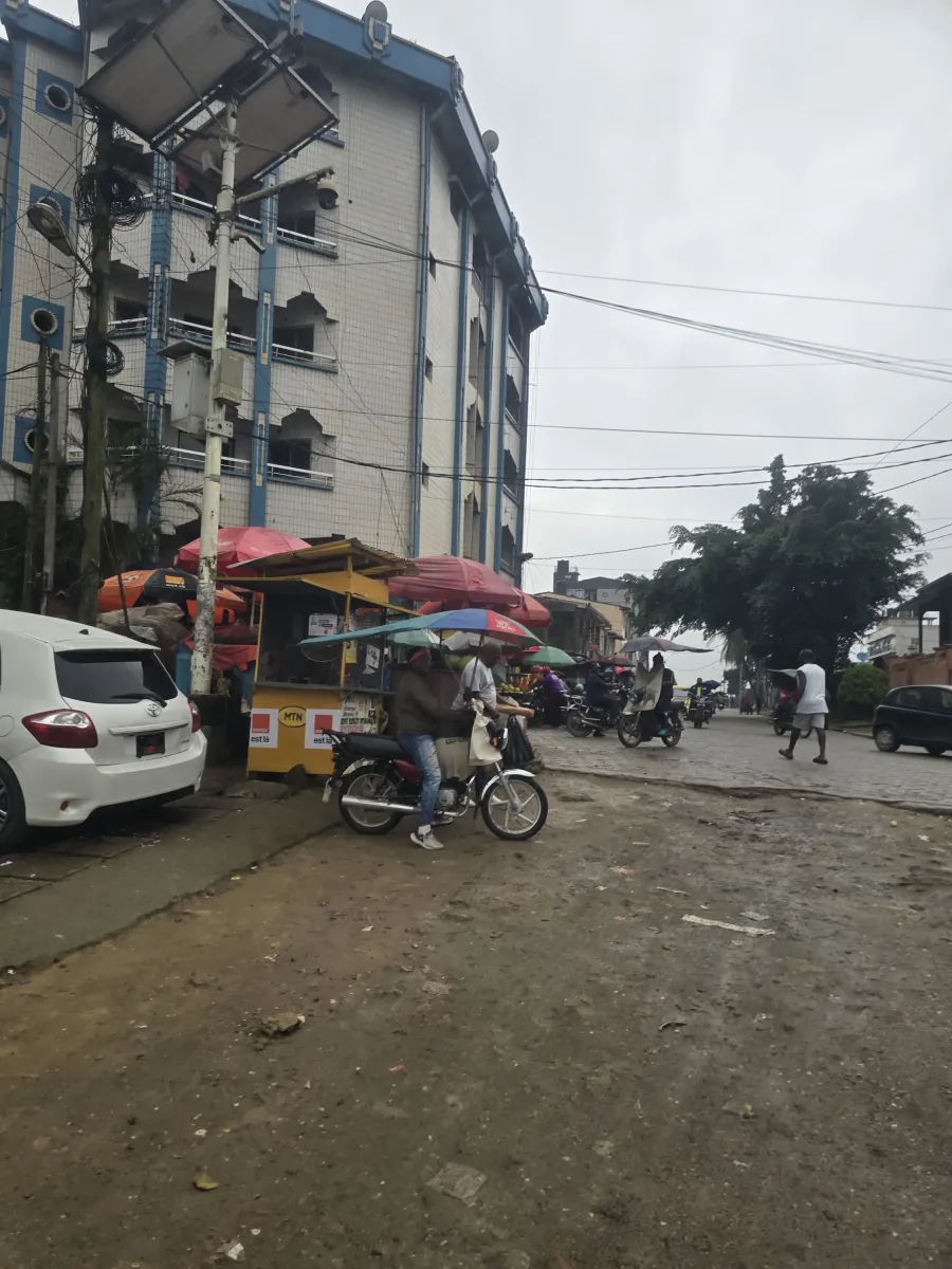 Terrain commercial titré à vendre à douala kotto entrée chefferie bordure de route — Léa immobilier au Cameroun